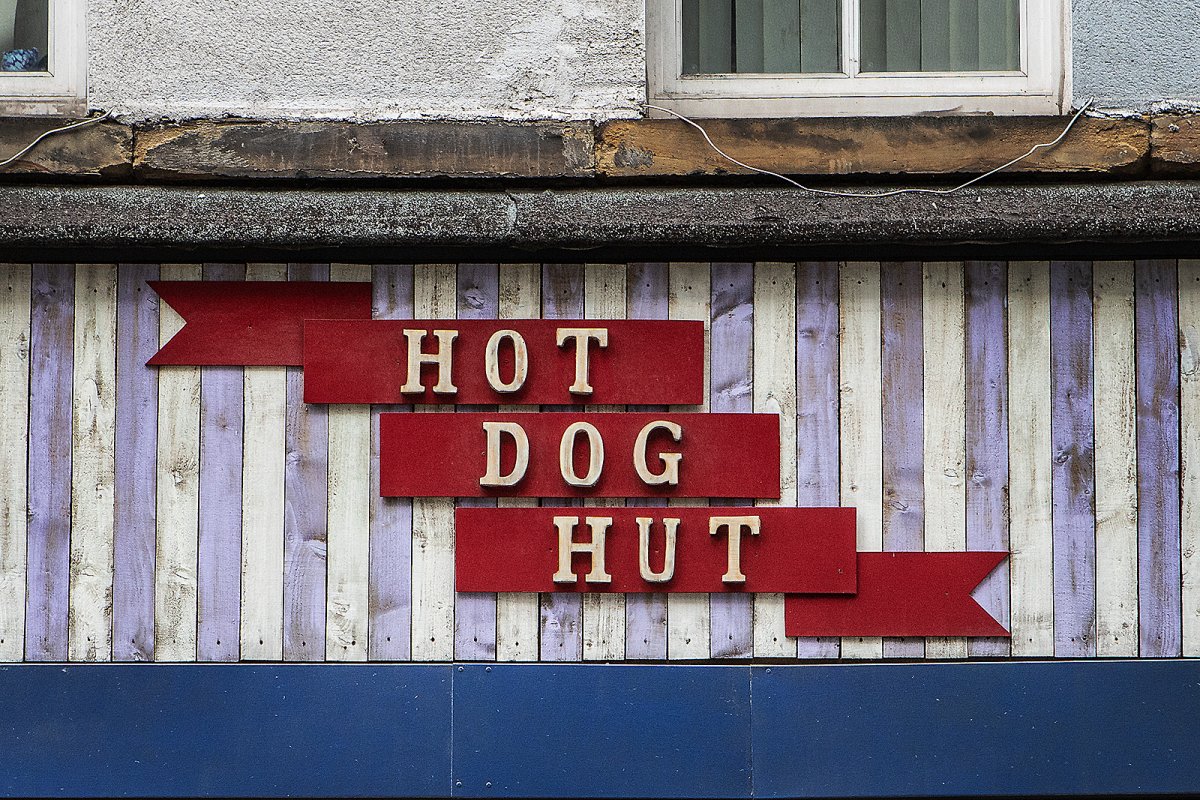 HOT DOG HUT