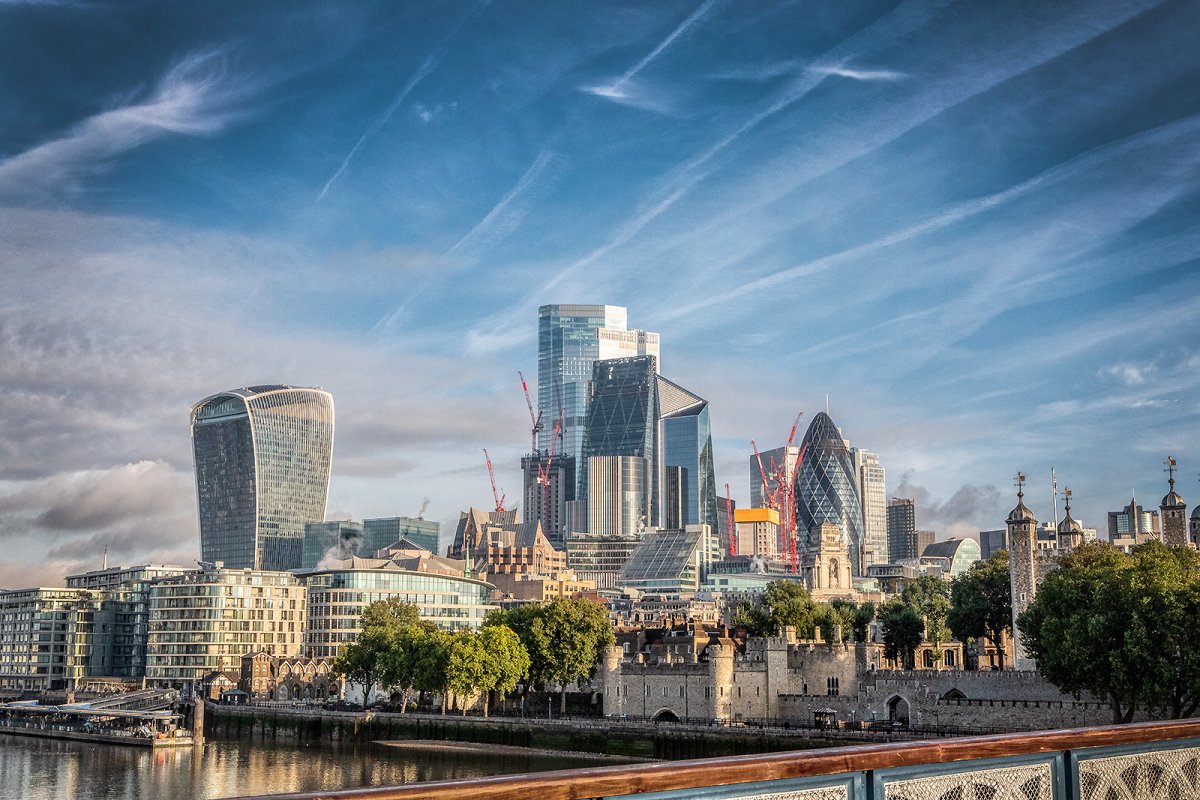 laaandon from a traffic jam on tower bridge
