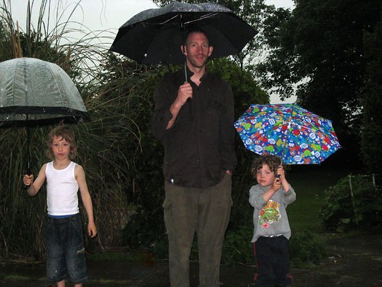 3 men 3 umbrellas